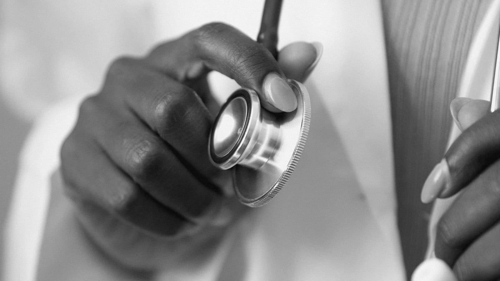 Certificat médical ou questionnaire de santé : ce que chaque fédération exige de votre club en 2026-2027 (foot, basket, handball, rugby)
