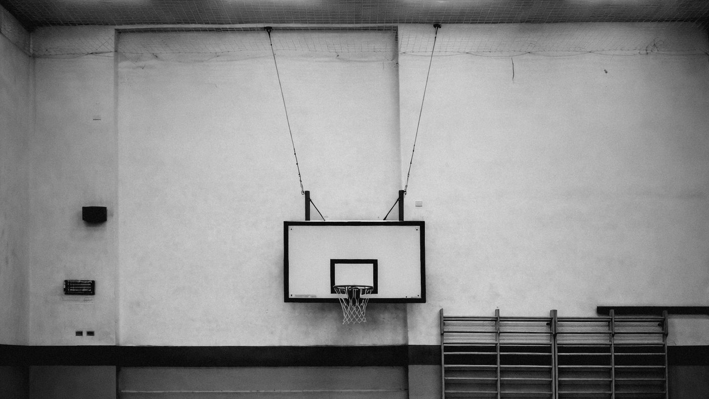 Panneau de basket dans un gymnase vide
