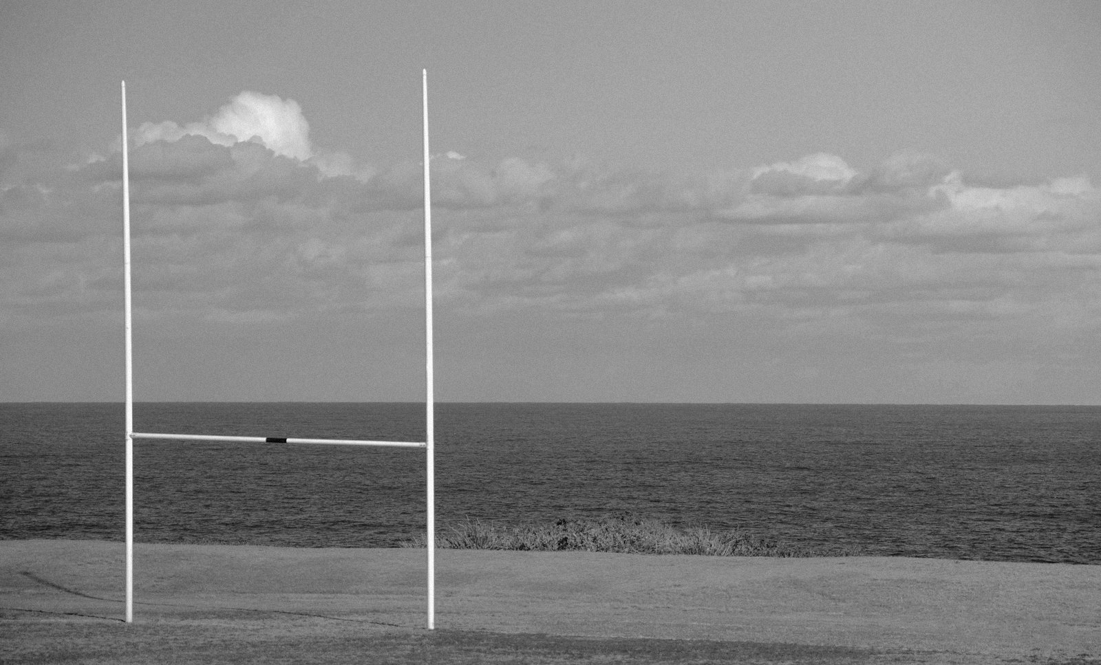 Poteaux de rugby face à la mer