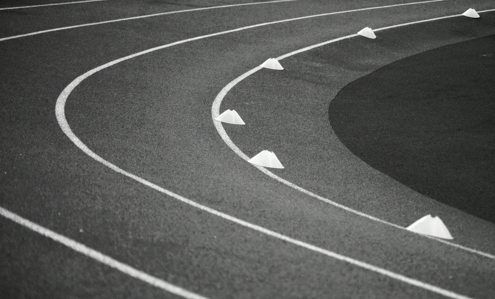 Plots de test disposés sur une piste d'athlétisme courbe